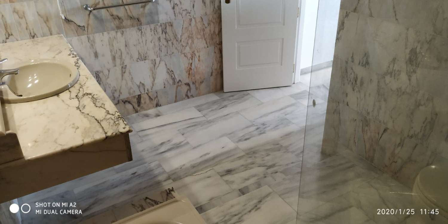 SE ALQUILA DESDE 1 DE DICIEMBRE 2025  POR 11 MESES PRORROGABLES BONITO APARTAMENTO CON VISTAS AL MAR EN BENALMADENA