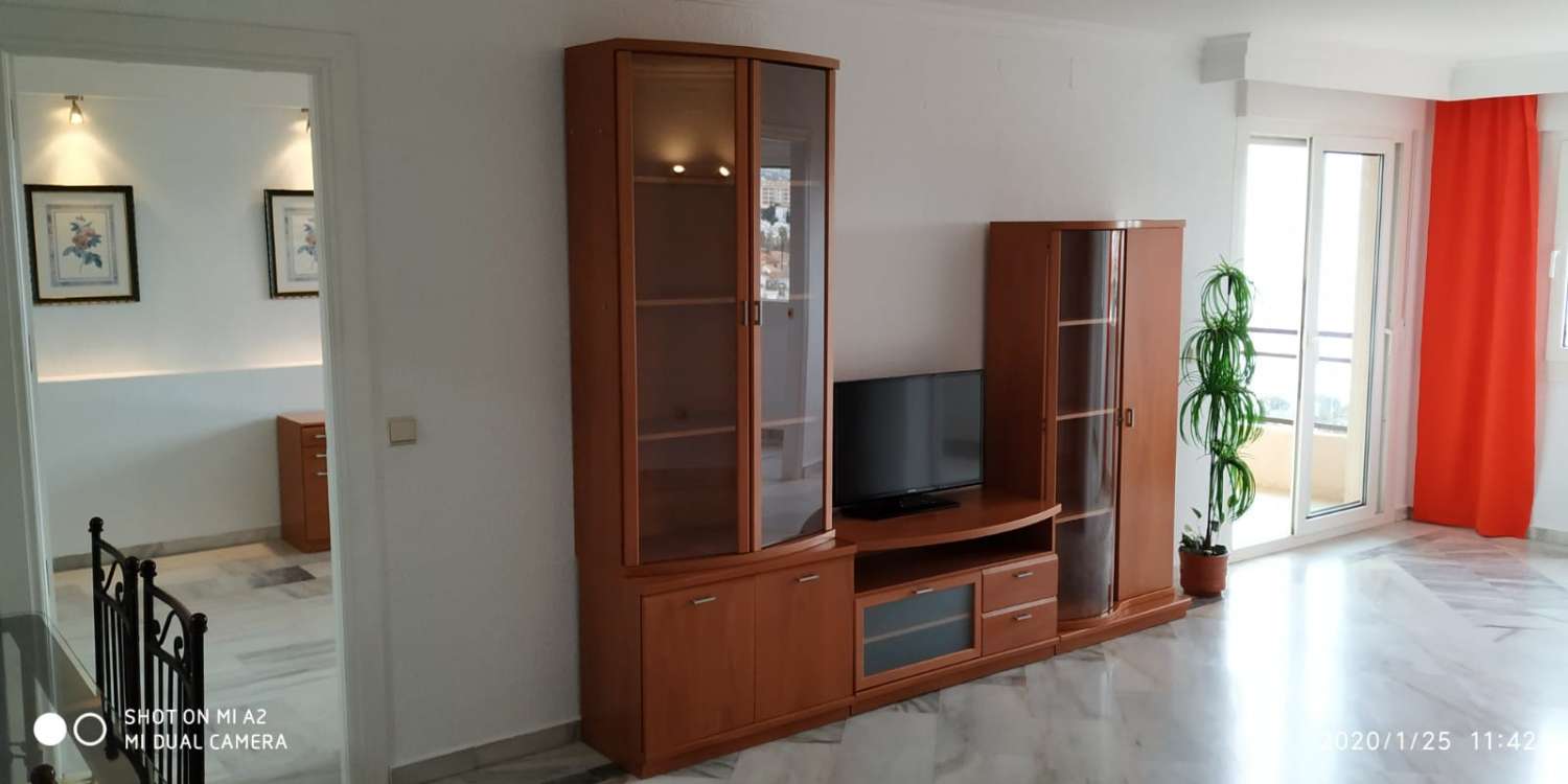 SE ALQUILA DESDE 1 DE DICIEMBRE 2025  POR 11 MESES PRORROGABLES BONITO APARTAMENTO CON VISTAS AL MAR EN BENALMADENA