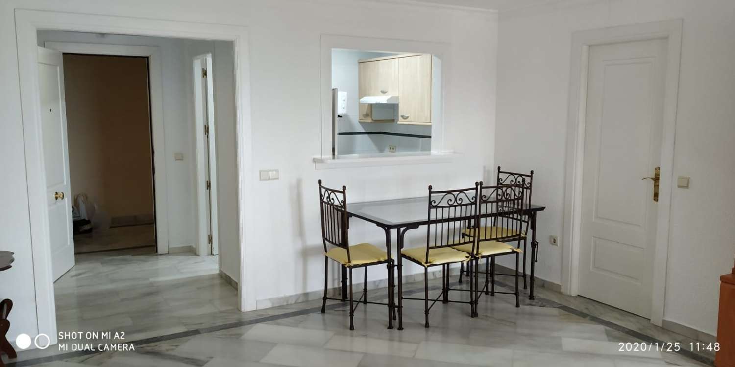 SE ALQUILA DESDE 1 DE DICIEMBRE 2025  POR 11 MESES PRORROGABLES BONITO APARTAMENTO CON VISTAS AL MAR EN BENALMADENA