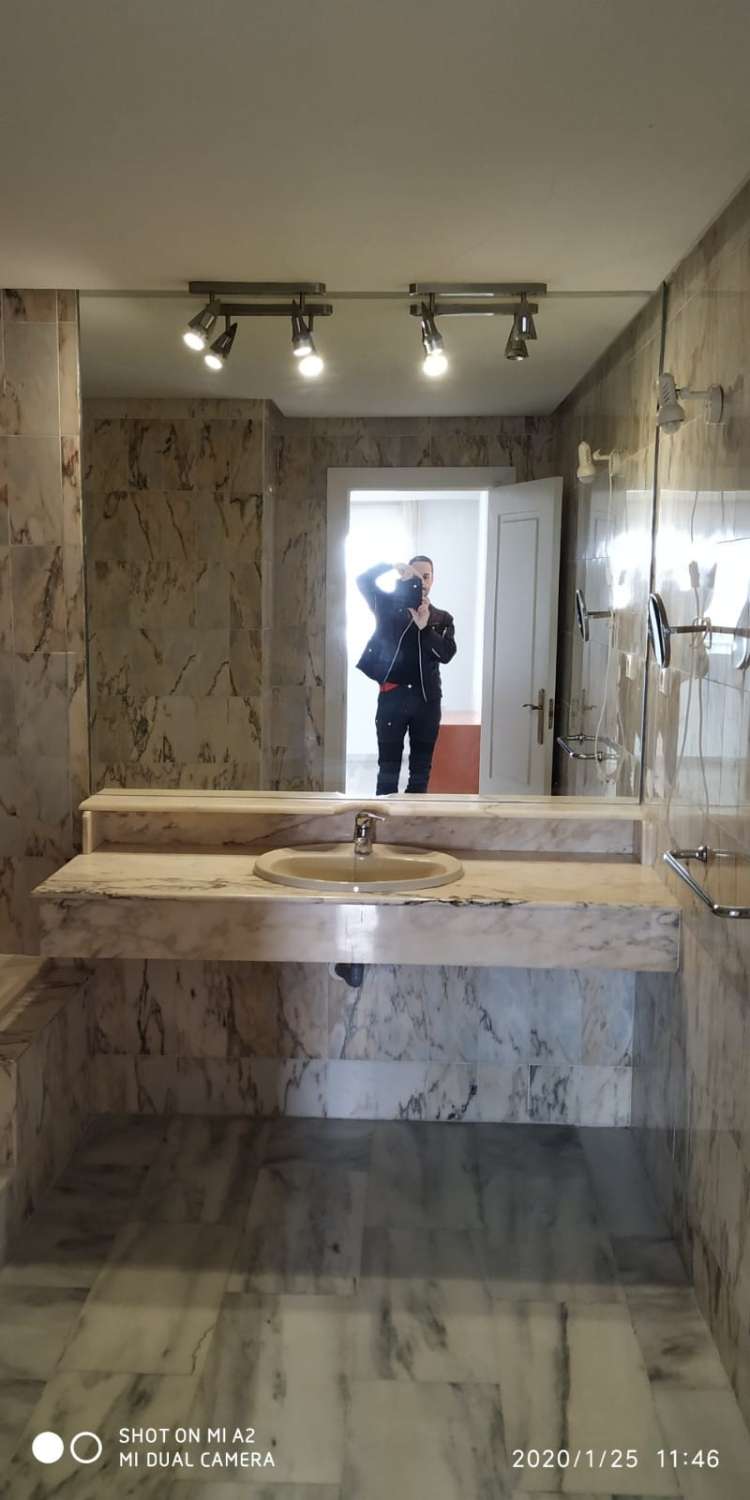 SE ALQUILA DESDE 1 DE DICIEMBRE 2025  POR 11 MESES PRORROGABLES BONITO APARTAMENTO CON VISTAS AL MAR EN BENALMADENA