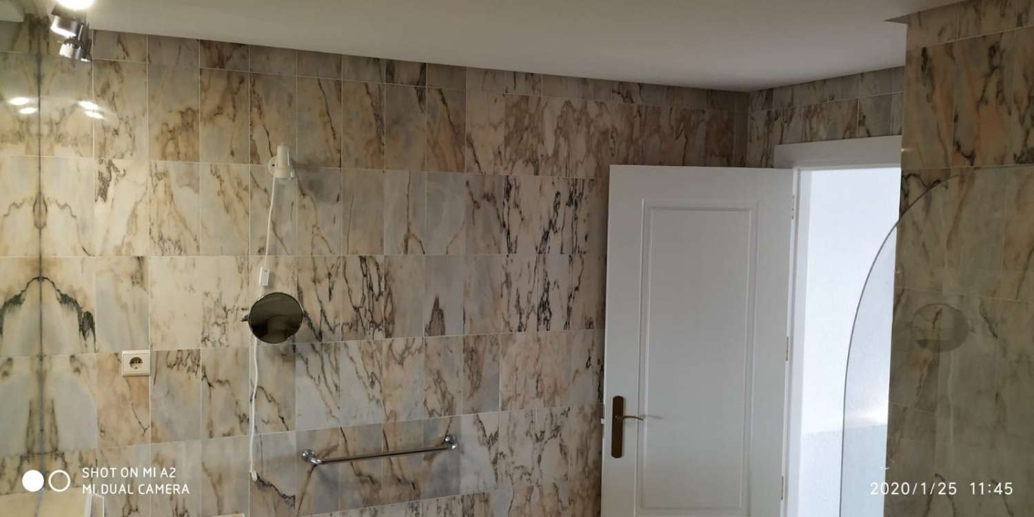 SE ALQUILA DESDE 1 DE DICIEMBRE 2025  POR 11 MESES PRORROGABLES BONITO APARTAMENTO CON VISTAS AL MAR EN BENALMADENA