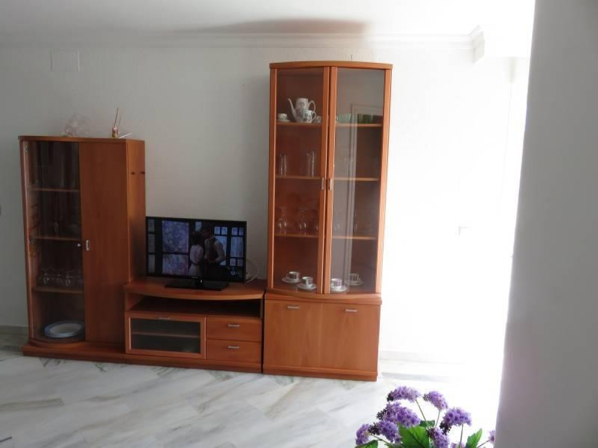 SE ALQUILA DESDE 1 DE DICIEMBRE 2025  POR 11 MESES PRORROGABLES BONITO APARTAMENTO CON VISTAS AL MAR EN BENALMADENA