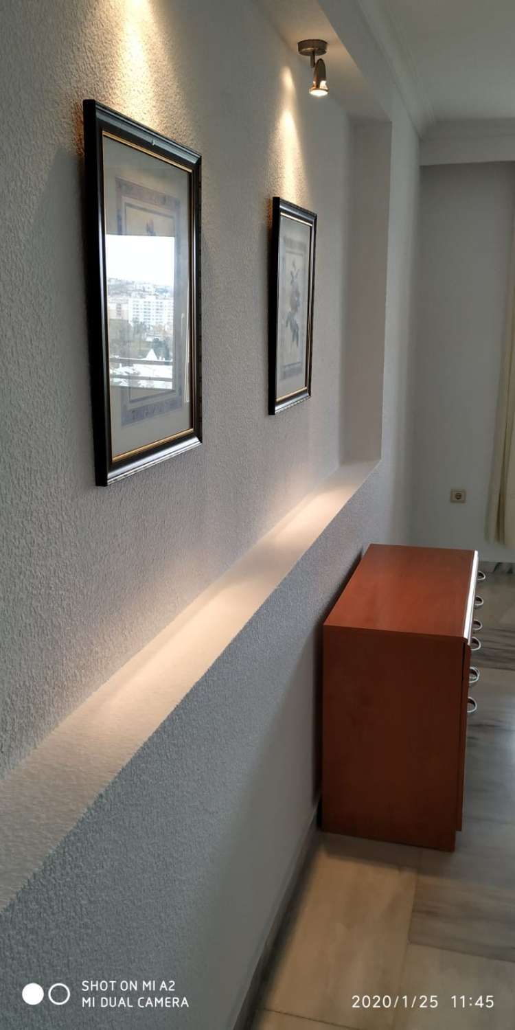 SE ALQUILA DESDE 1 DE DICIEMBRE 2025  POR 11 MESES PRORROGABLES BONITO APARTAMENTO CON VISTAS AL MAR EN BENALMADENA