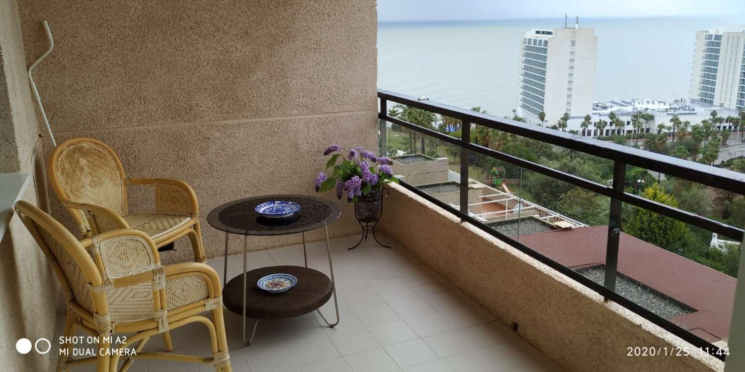 SE ALQUILA DESDE 1 DE DICIEMBRE 2025  POR 11 MESES PRORROGABLES BONITO APARTAMENTO CON VISTAS AL MAR EN BENALMADENA