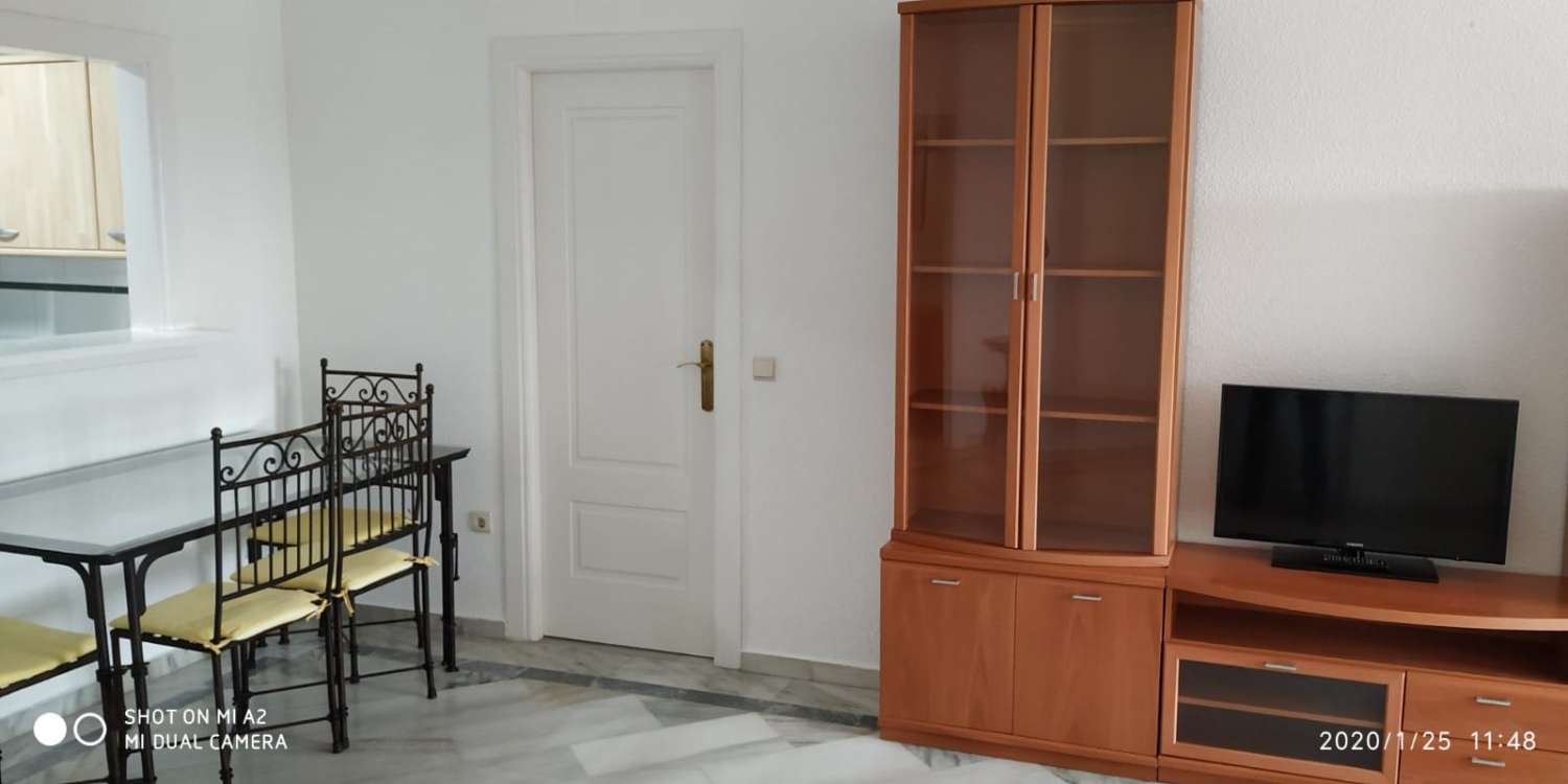 SE ALQUILA DESDE 1 DE DICIEMBRE 2025  POR 11 MESES PRORROGABLES BONITO APARTAMENTO CON VISTAS AL MAR EN BENALMADENA