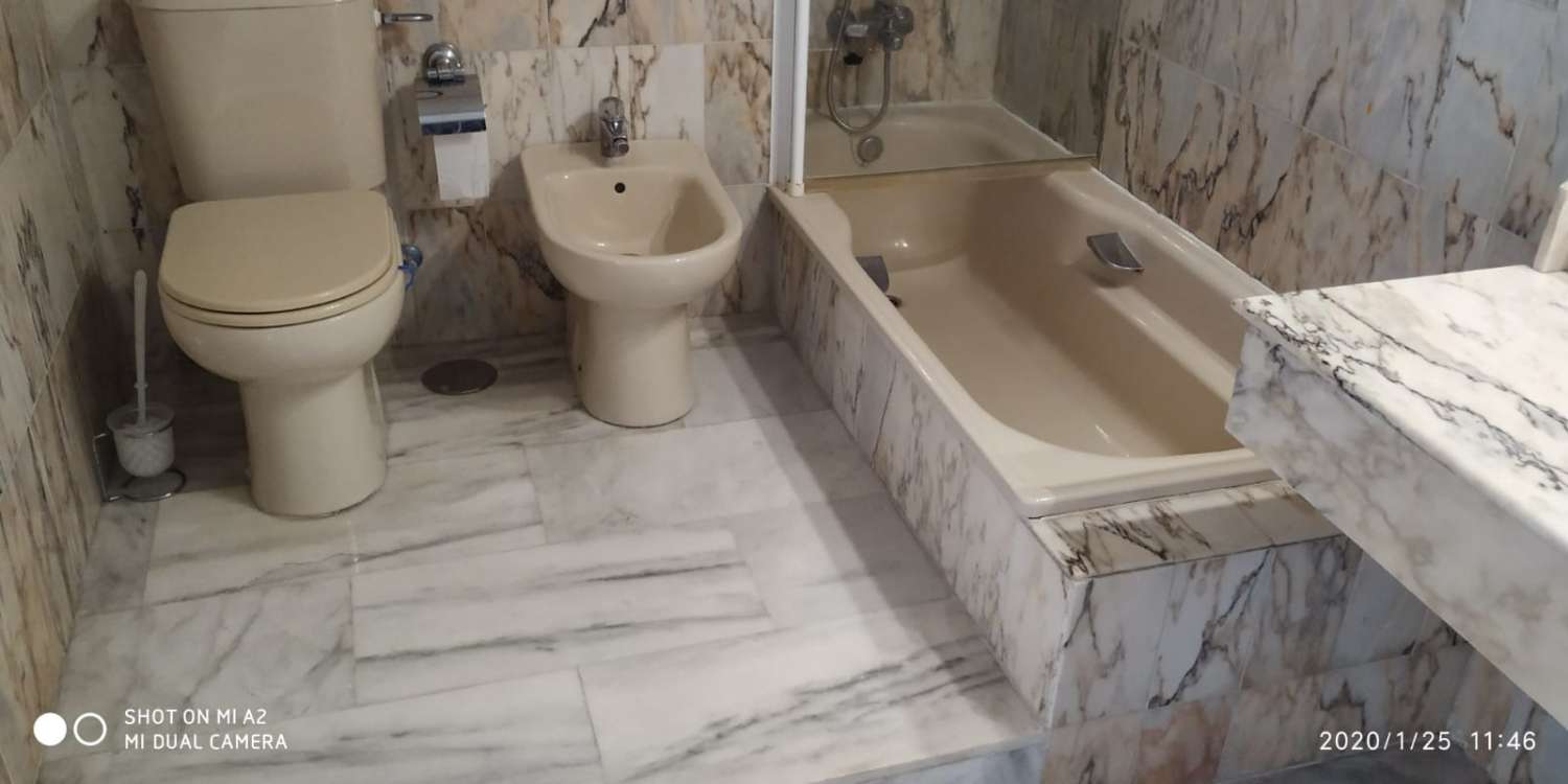 SE ALQUILA DESDE 1 DE DICIEMBRE 2025  POR 11 MESES PRORROGABLES BONITO APARTAMENTO CON VISTAS AL MAR EN BENALMADENA