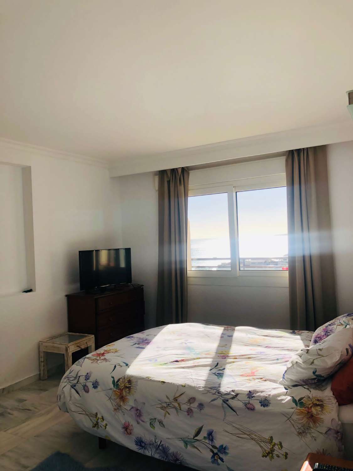 SE ALQUILA DESDE 1 DE DICIEMBRE 2025  POR 11 MESES PRORROGABLES BONITO APARTAMENTO CON VISTAS AL MAR EN BENALMADENA
