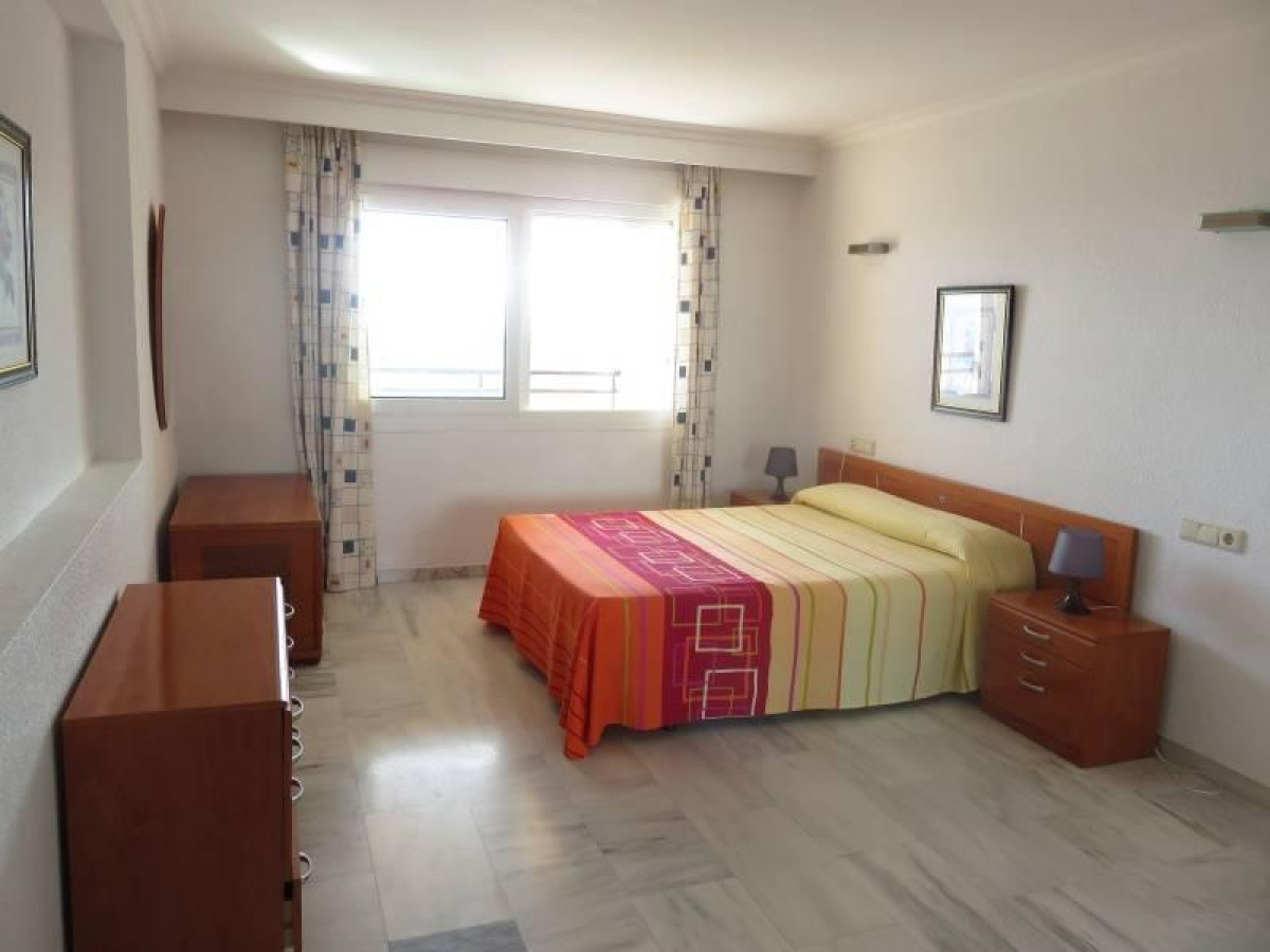 SE ALQUILA DESDE 1 DE DICIEMBRE 2025  POR 11 MESES PRORROGABLES BONITO APARTAMENTO CON VISTAS AL MAR EN BENALMADENA