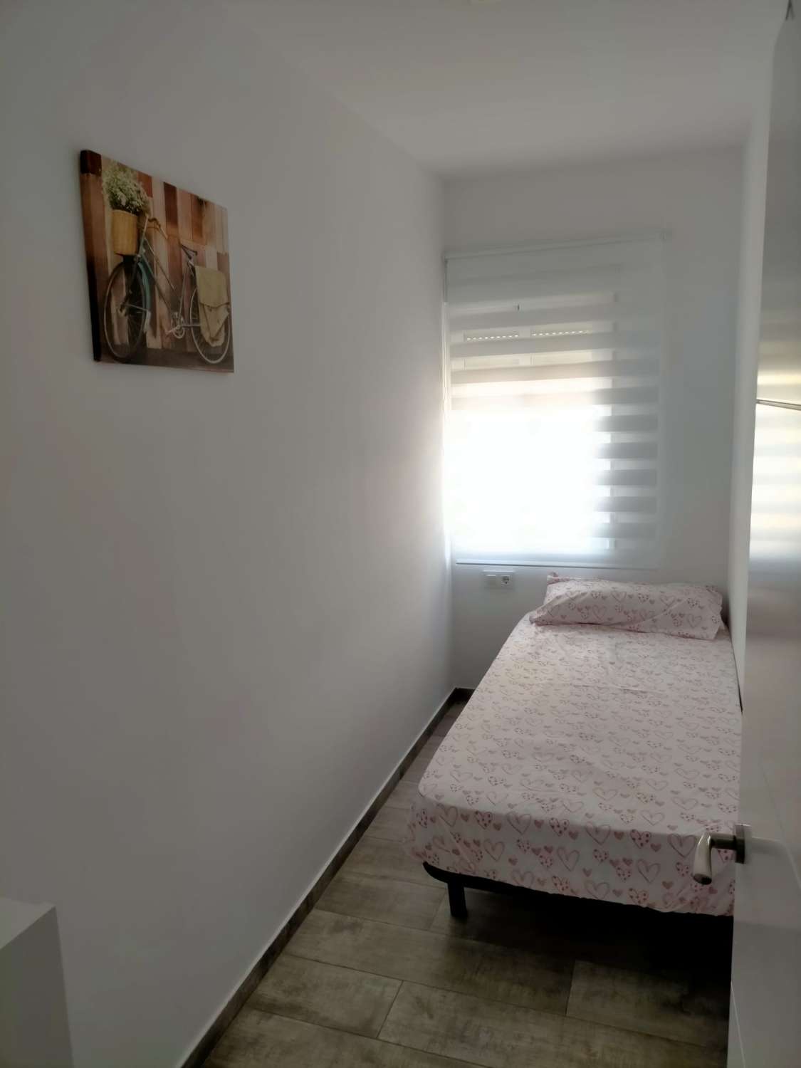 SE ALQUILA DESDE 1.9.26-31.5.27 BONITO APARTAMENTO EN LA CARIHUELA (TORREMOLINOS)