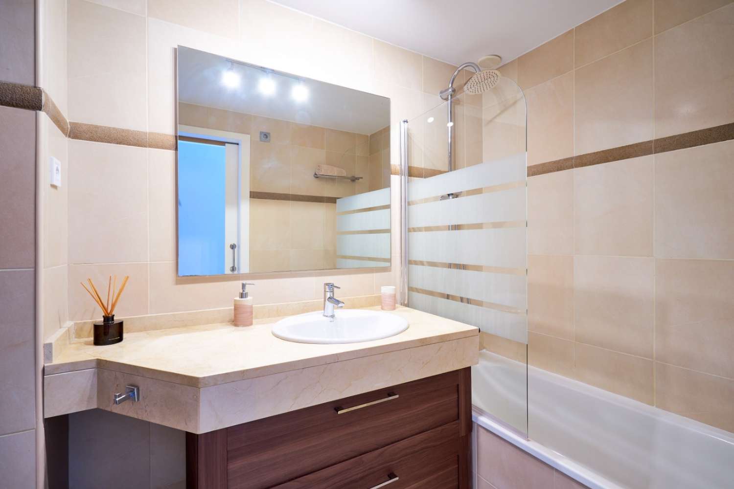 SE ALQUILA DESDE 1.11.25-30.6.26 Y DESDE 01/09/2026-30/06/2027 PRECIOSO ATICO CON VISTAS AL MAR EN BENALMADENA