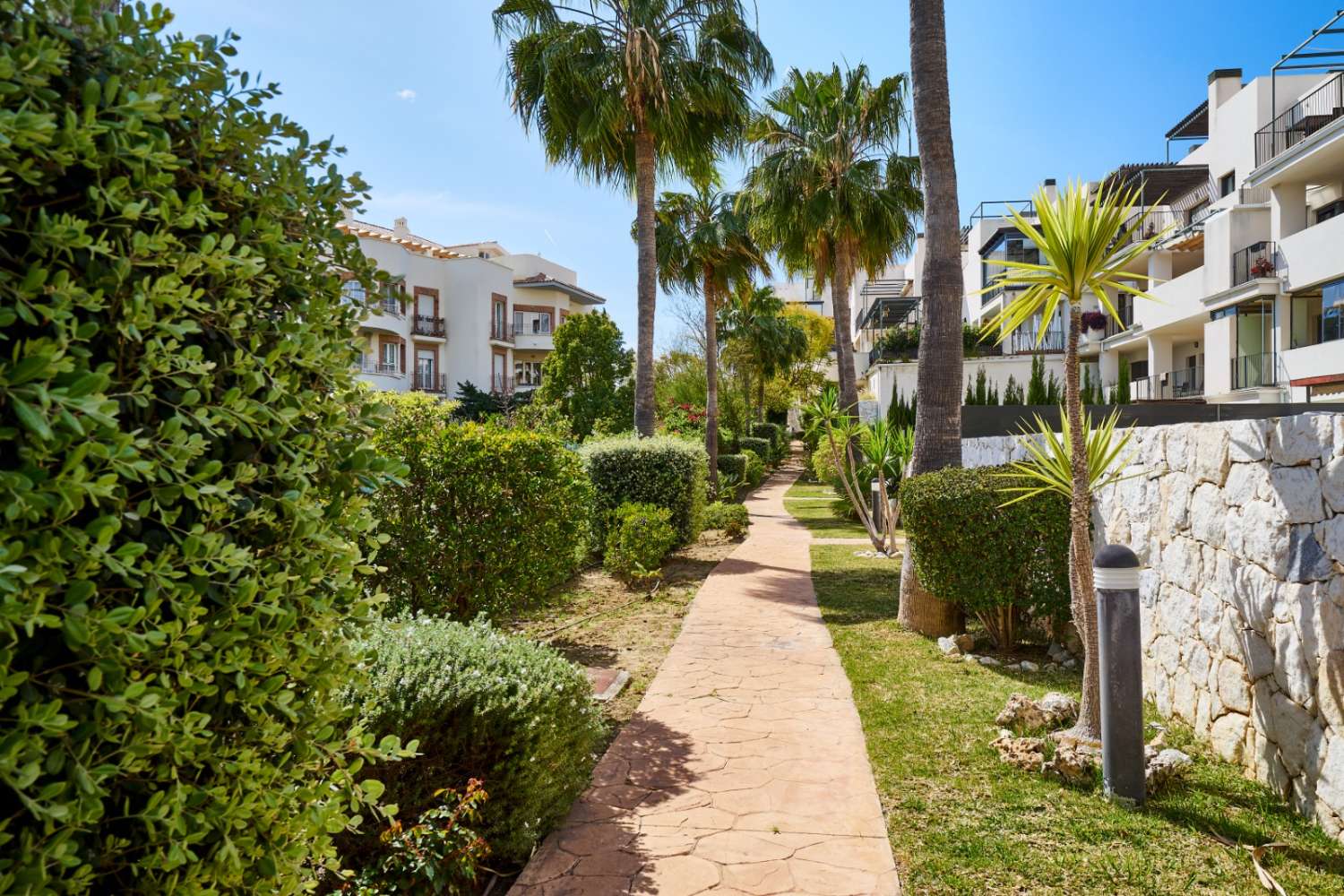 SE ALQUILA DESDE 1.11.25-30.6.26 Y DESDE 01/09/2026-30/06/2027 PRECIOSO ATICO CON VISTAS AL MAR EN BENALMADENA