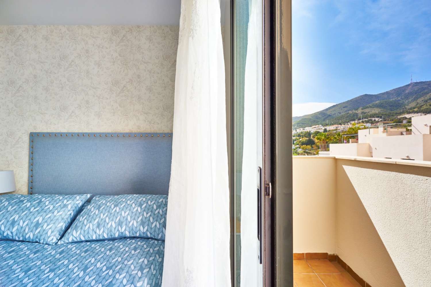 SE ALQUILA DESDE 1.11.25-30.6.26 Y DESDE 01/09/2026-30/06/2027 PRECIOSO ATICO CON VISTAS AL MAR EN BENALMADENA