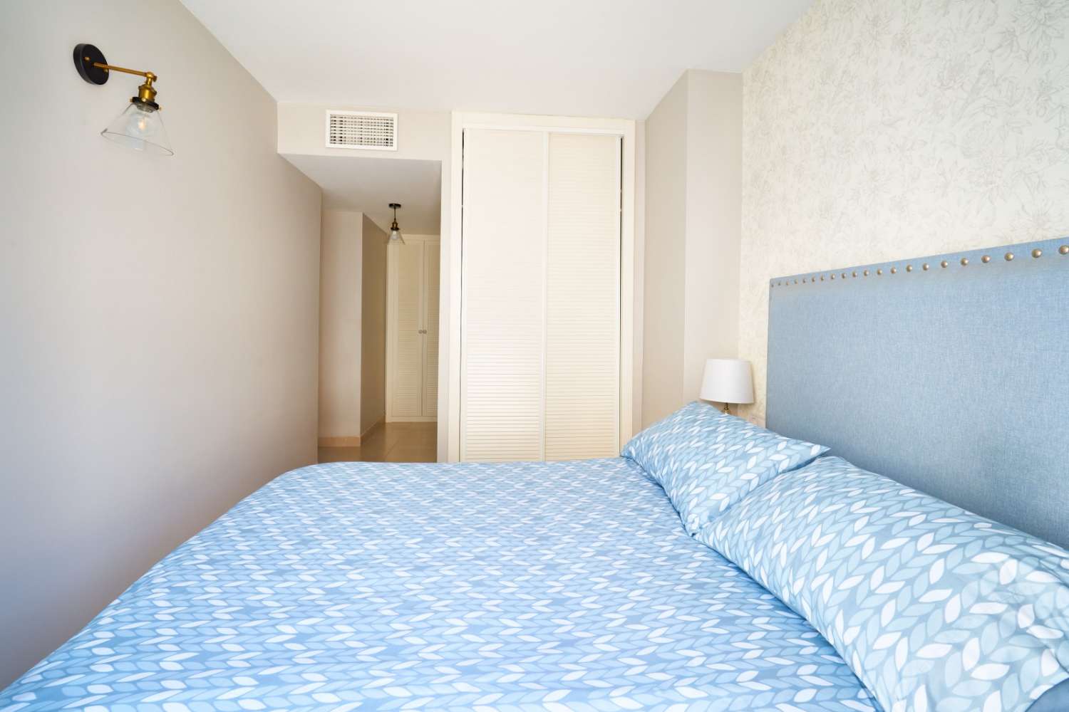 SE ALQUILA DESDE 1.11.25-30.6.26 Y DESDE 01/09/2026-30/06/2027 PRECIOSO ATICO CON VISTAS AL MAR EN BENALMADENA