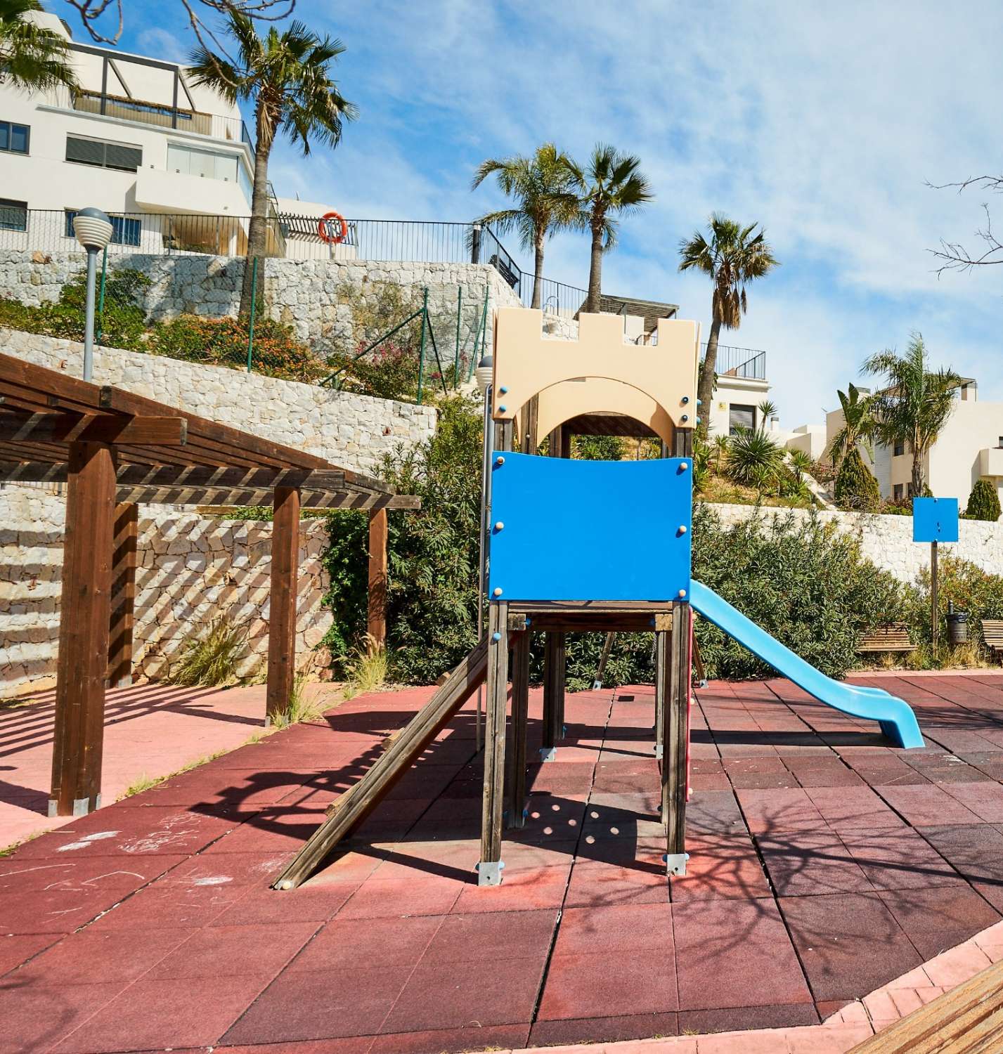 SE ALQUILA DESDE 1.11.25-30.6.26 Y DESDE 01/09/2026-30/06/2027 PRECIOSO ATICO CON VISTAS AL MAR EN BENALMADENA