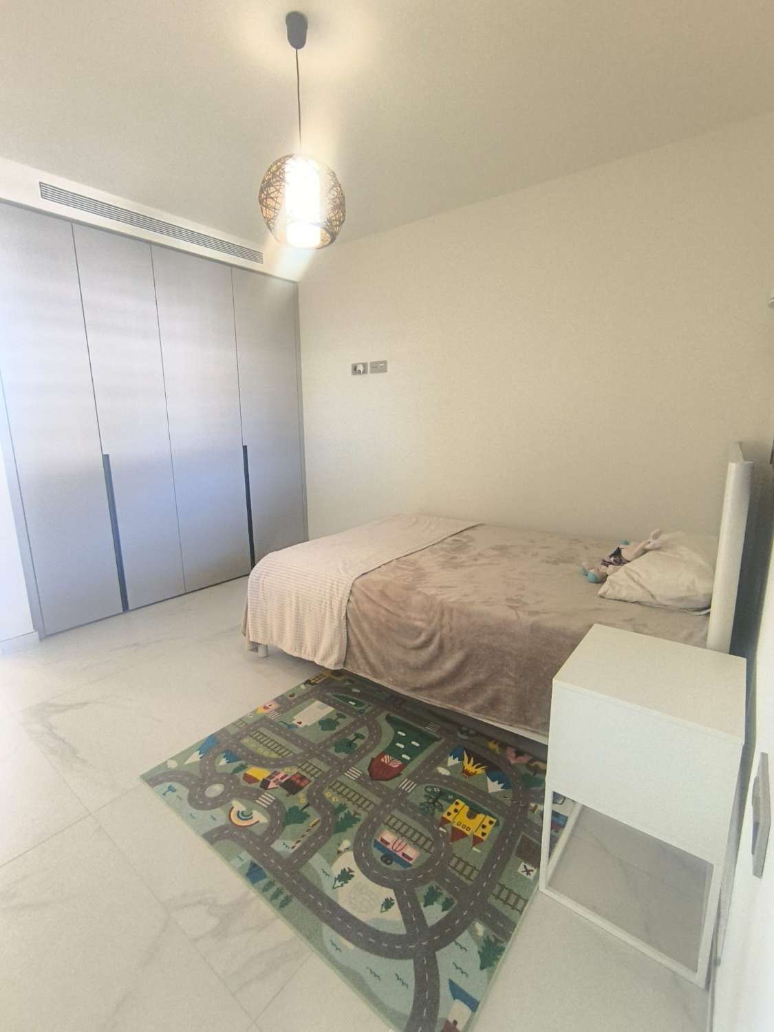 Se alquila por larga temporada desde ahora magnifico apartamento con vistas al mar en el Higuerón