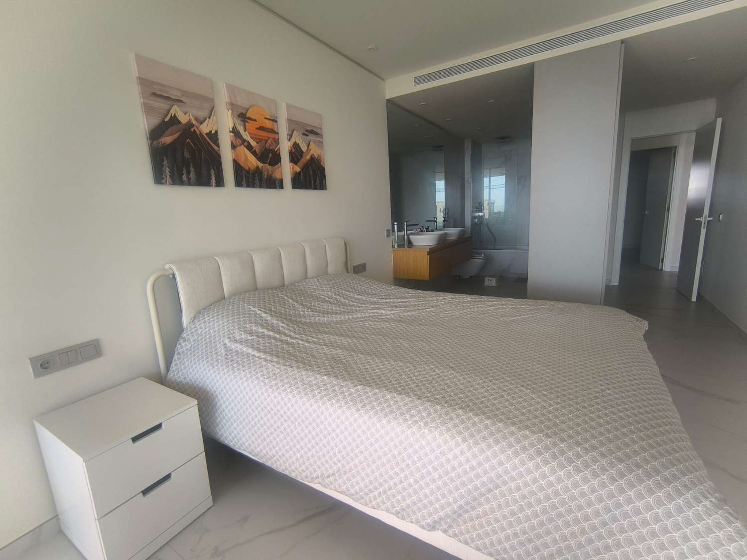 Se alquila por larga temporada desde ahora magnifico apartamento con vistas al mar en el Higuerón