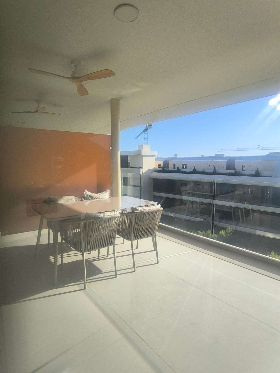 Se alquila por larga temporada desde ahora magnifico apartamento con vistas al mar en el Higuerón