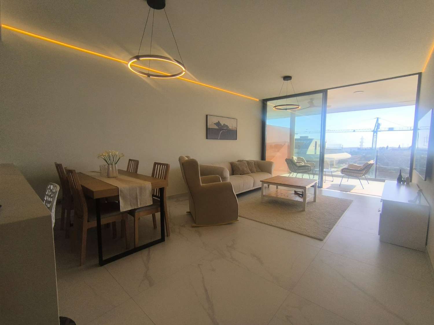 Se alquila por larga temporada desde ahora magnifico apartamento con vistas al mar en el Higuerón