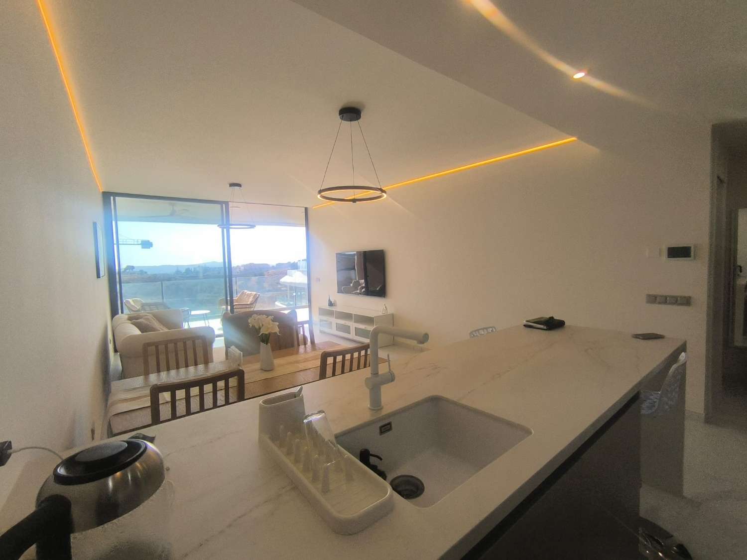 Se alquila por larga temporada desde ahora magnifico apartamento con vistas al mar en el Higuerón