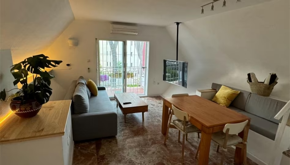 SE ALQUILA DESDE 01/02026 HASTA 30.6.27 BONITO DUPLEX AMUEBLADO CON VISTAS AL MAR EN TORREMOLINOS