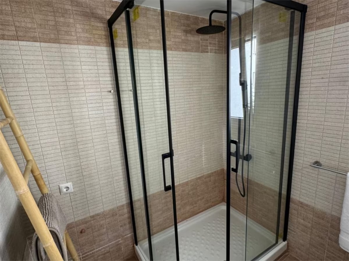 SE ALQUILA DESDE 01/02026 HASTA 30.6.27 BONITO DUPLEX AMUEBLADO CON VISTAS AL MAR EN TORREMOLINOS