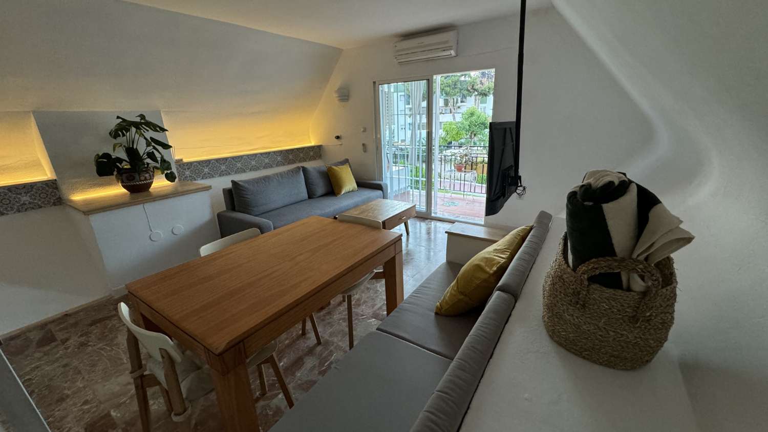 SE ALQUILA DESDE 01/02026 HASTA 30.6.27 BONITO DUPLEX AMUEBLADO CON VISTAS AL MAR EN TORREMOLINOS