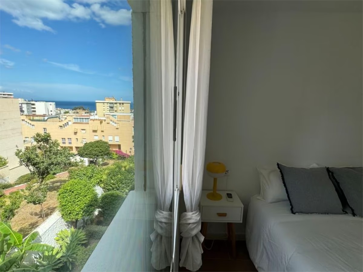 SE ALQUILA DESDE 01/02026 HASTA 30.6.27 BONITO DUPLEX AMUEBLADO CON VISTAS AL MAR EN TORREMOLINOS