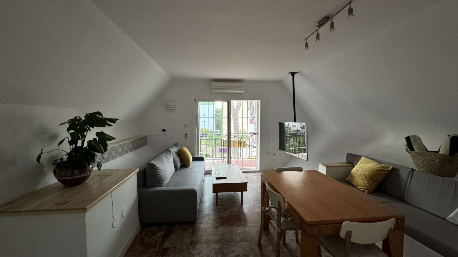 SE ALQUILA DESDE 01/02026 HASTA 30.6.27 BONITO DUPLEX AMUEBLADO CON VISTAS AL MAR EN TORREMOLINOS