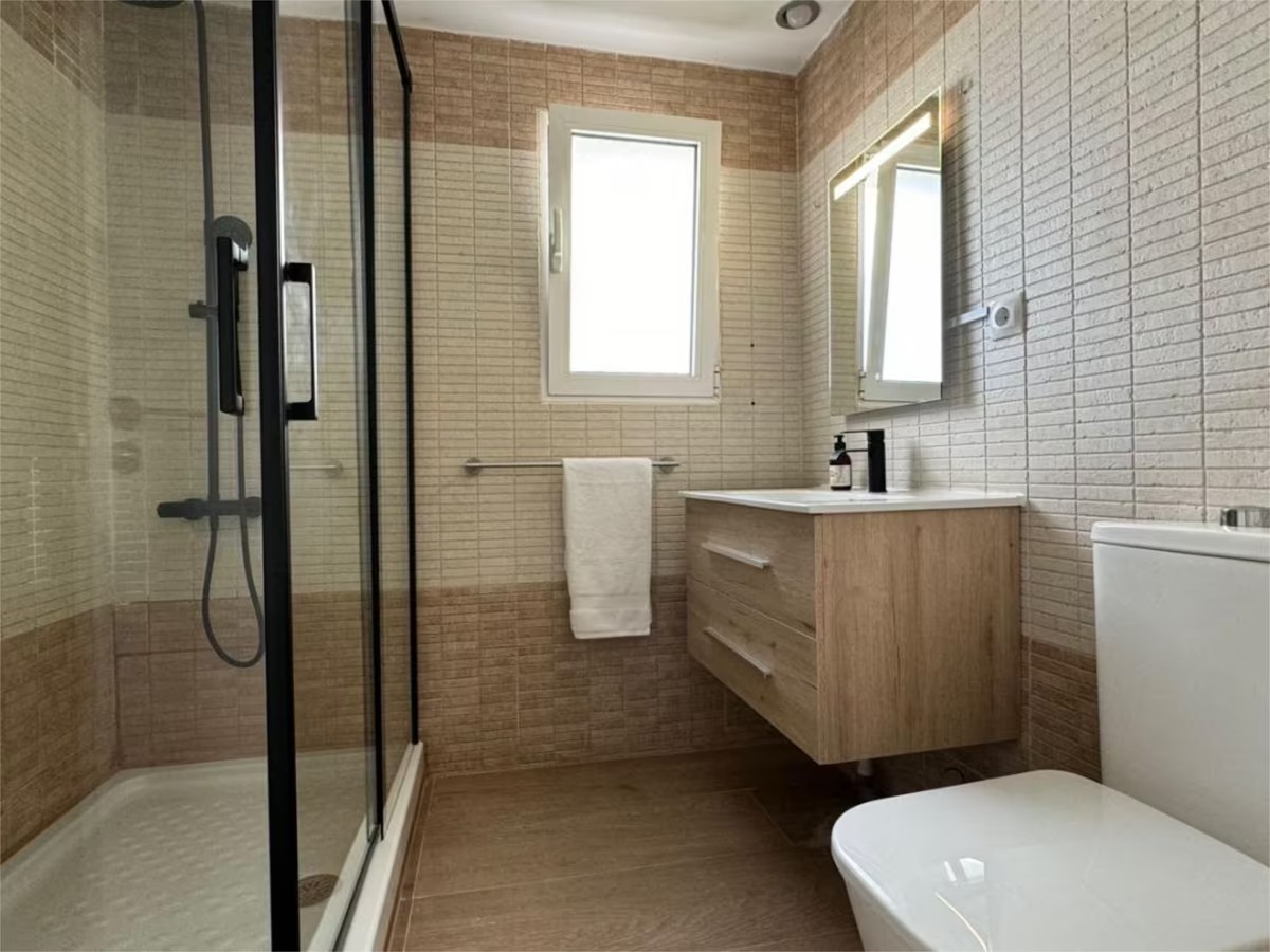 SE ALQUILA DESDE 01/02026 HASTA 30.6.27 BONITO DUPLEX AMUEBLADO CON VISTAS AL MAR EN TORREMOLINOS