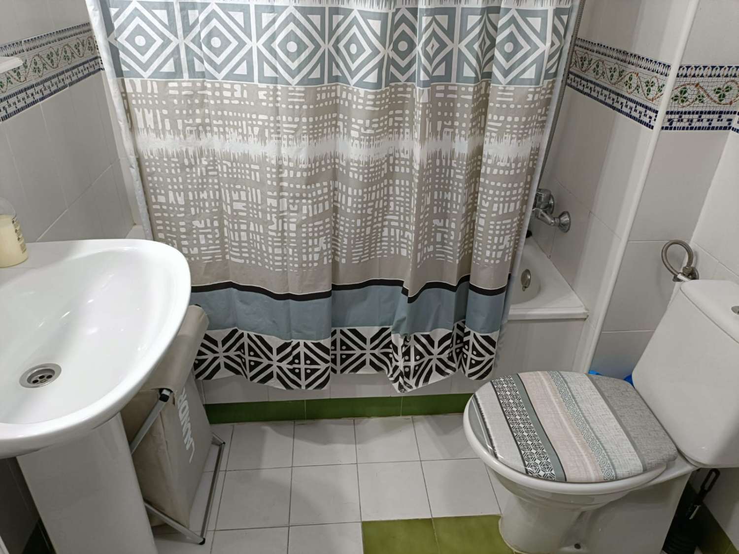 SE ALQUILA DESDE 01/09/2026 HASTA 30.6.27 BONITO APARTAMENTO  EN ZONA MONTEMAR CERCA DE LA CARIHUELA (TORREMOLINOS)