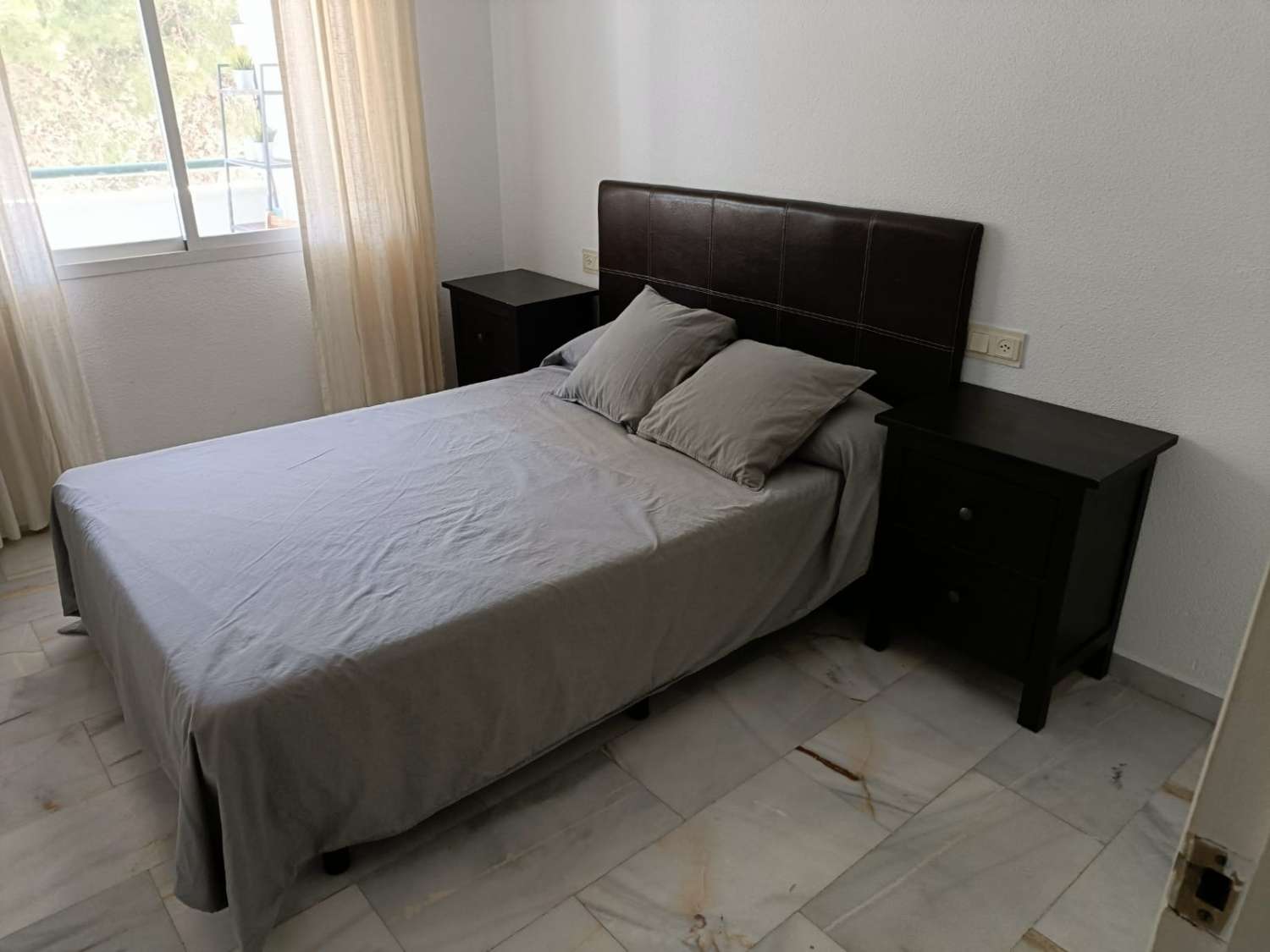 SE ALQUILA DESDE 01/09/2026 HASTA 30.6.27 BONITO APARTAMENTO  EN ZONA MONTEMAR CERCA DE LA CARIHUELA (TORREMOLINOS)