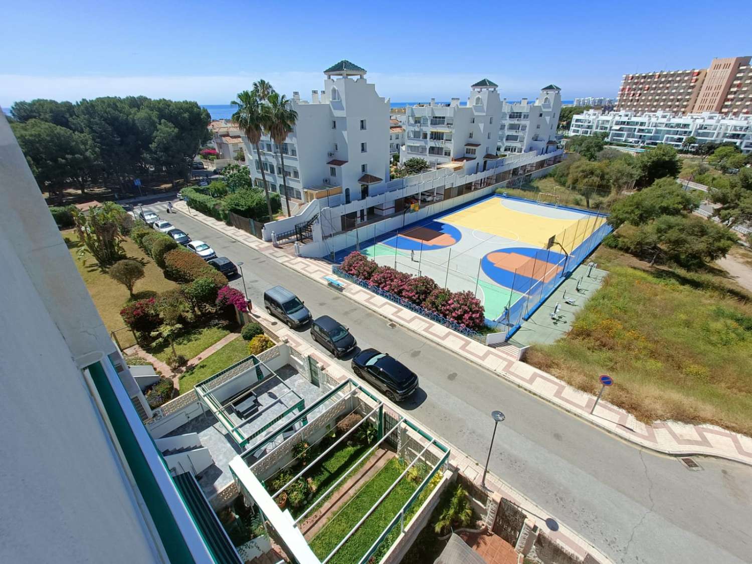 SE ALQUILA DESDE 01/09/2026 HASTA 30.6.27 BONITO APARTAMENTO  EN ZONA MONTEMAR CERCA DE LA CARIHUELA (TORREMOLINOS)
