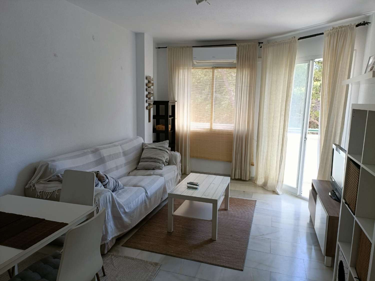 SE ALQUILA DESDE 01/09/2026 HASTA 30.6.27 BONITO APARTAMENTO  EN ZONA MONTEMAR CERCA DE LA CARIHUELA (TORREMOLINOS)