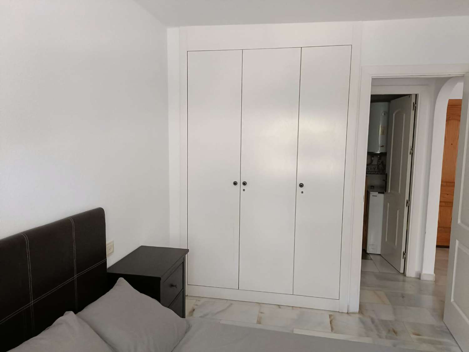 SE ALQUILA DESDE 01/09/2026 HASTA 30.6.27 BONITO APARTAMENTO  EN ZONA MONTEMAR CERCA DE LA CARIHUELA (TORREMOLINOS)