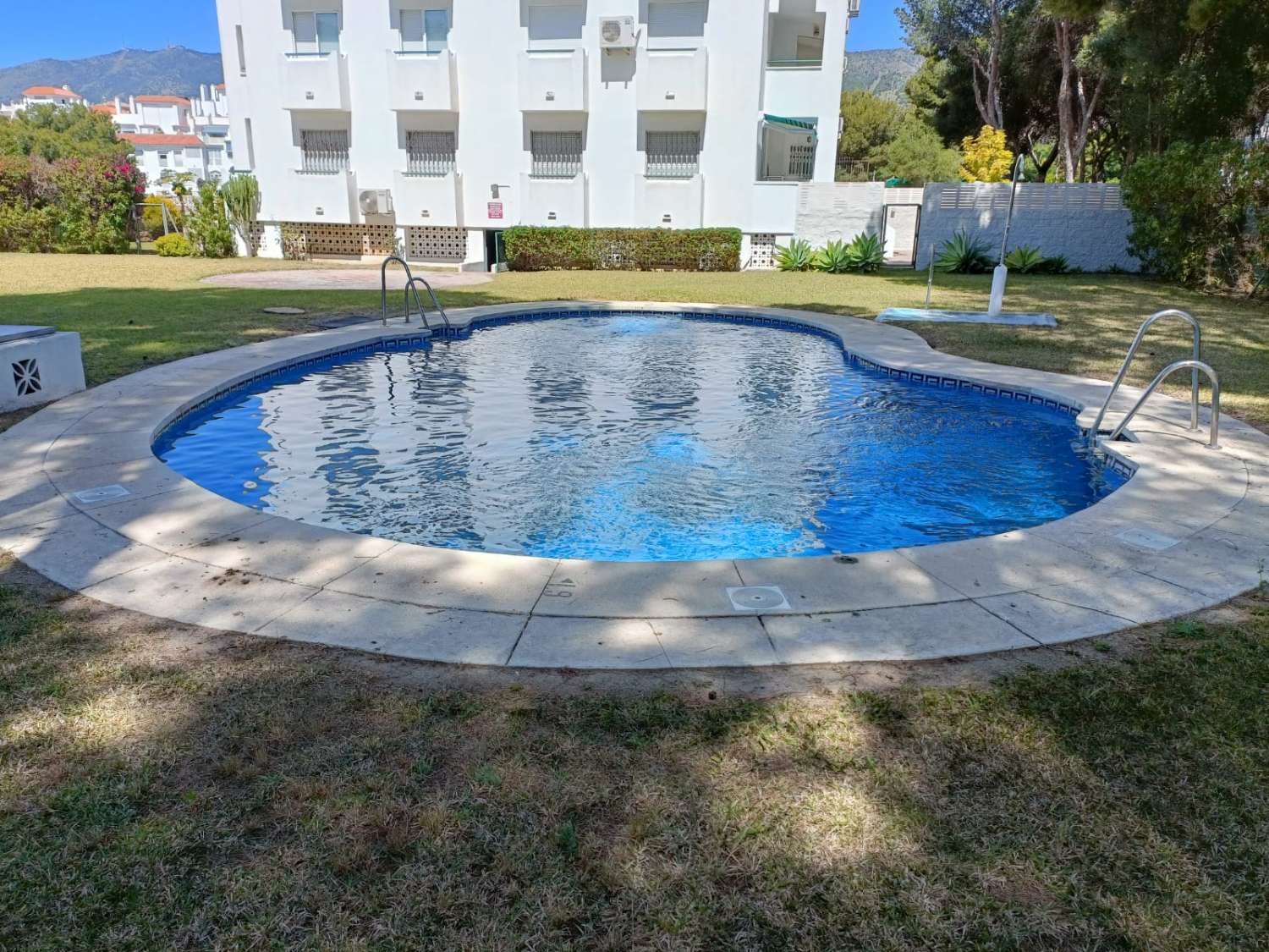 SE ALQUILA DESDE 01/09/2026 HASTA 30.6.27 BONITO APARTAMENTO  EN ZONA MONTEMAR CERCA DE LA CARIHUELA (TORREMOLINOS)