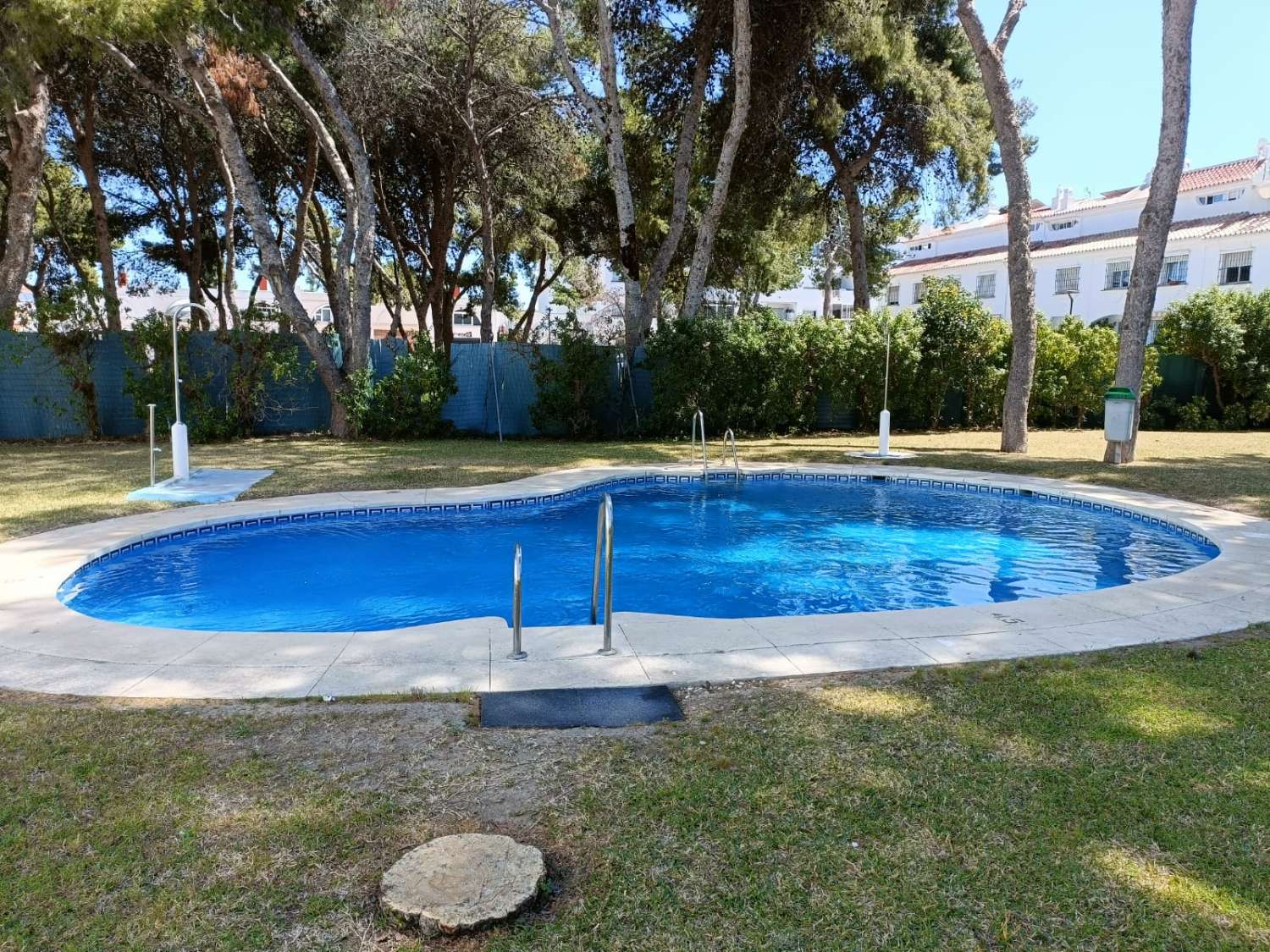 SE ALQUILA DESDE 01/09/2026 HASTA 30.6.27 BONITO APARTAMENTO  EN ZONA MONTEMAR CERCA DE LA CARIHUELA (TORREMOLINOS)
