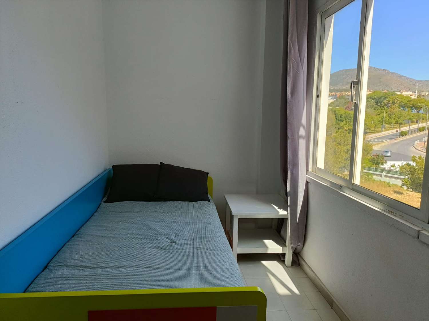 SE ALQUILA DESDE 01/09/2026 HASTA 30.6.27 BONITO APARTAMENTO  EN ZONA MONTEMAR CERCA DE LA CARIHUELA (TORREMOLINOS)