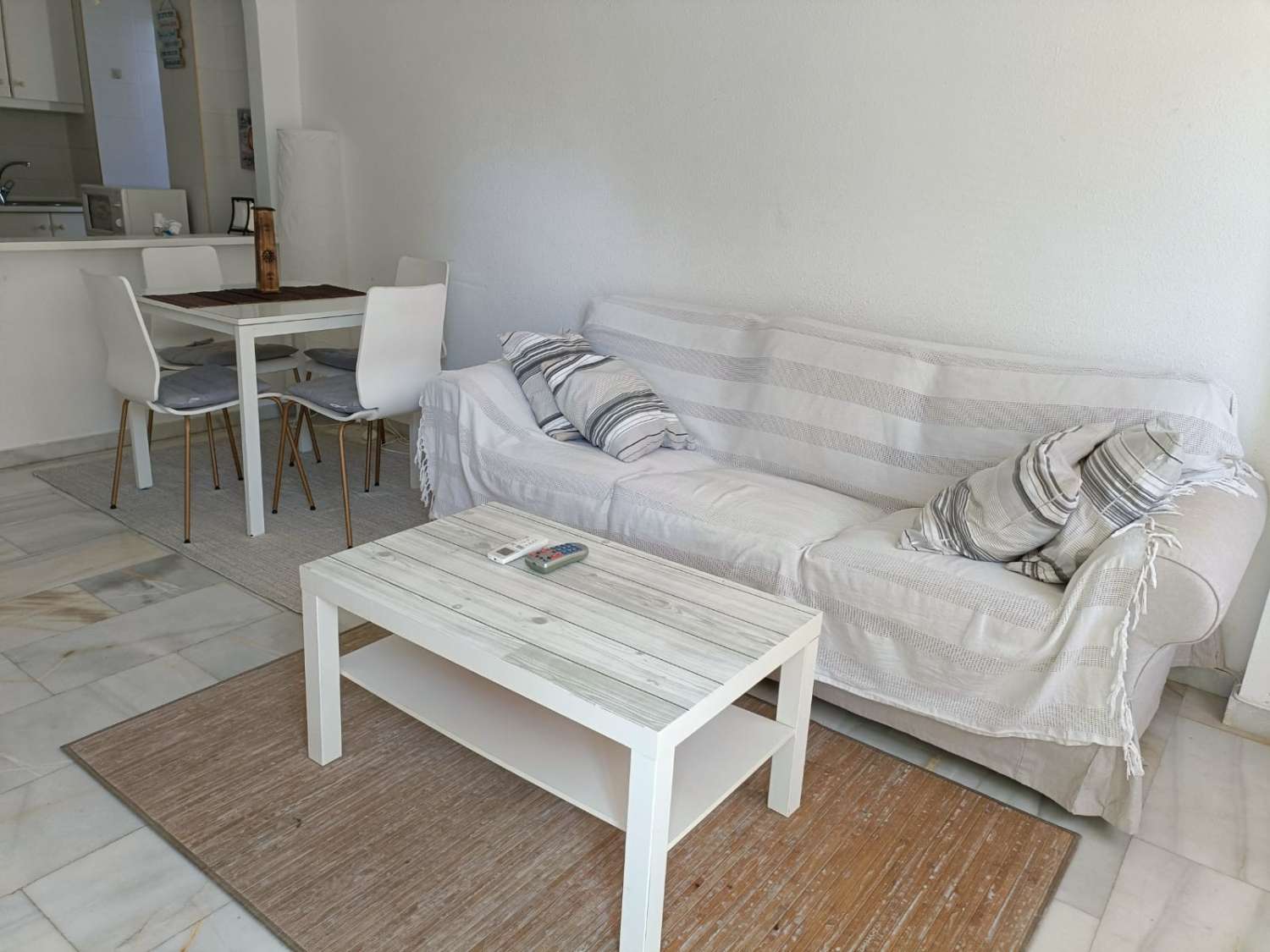 SE ALQUILA DESDE 01/09/2026 HASTA 30.6.27 BONITO APARTAMENTO  EN ZONA MONTEMAR CERCA DE LA CARIHUELA (TORREMOLINOS)