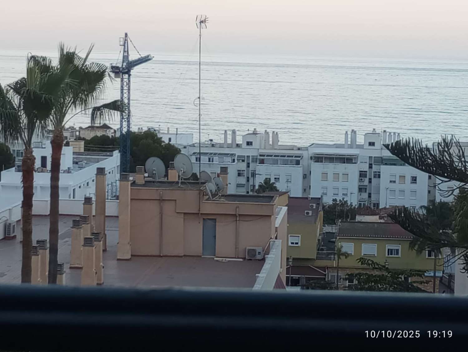 LEILIGHET MED HAVUTSIKT FORAN TIL SALGS I MONTEMAR-OMRÅDET (TORREMOLINOS)
