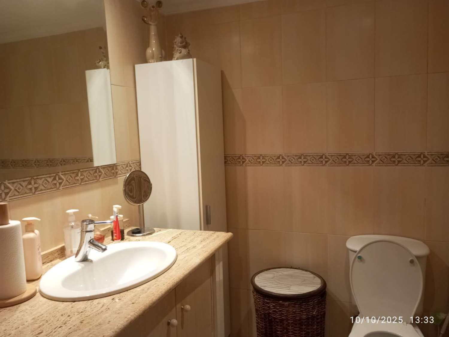 LEILIGHET MED HAVUTSIKT FORAN TIL SALGS I MONTEMAR-OMRÅDET (TORREMOLINOS)