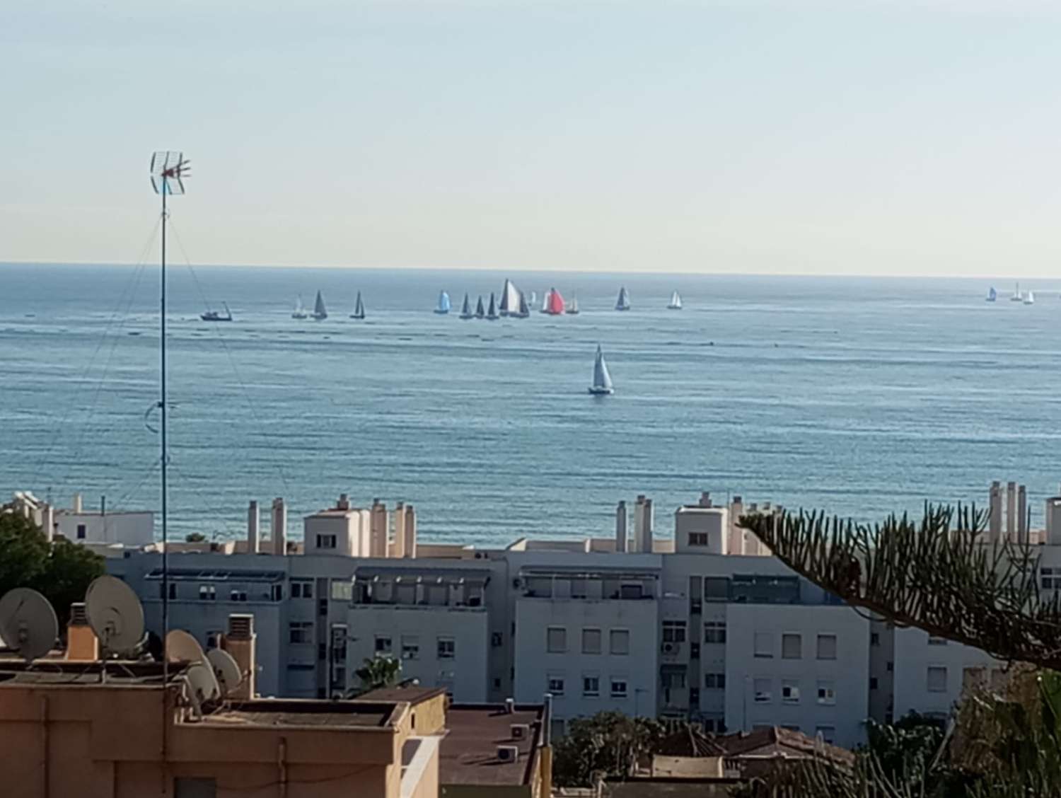 LEILIGHET MED HAVUTSIKT FORAN TIL SALGS I MONTEMAR-OMRÅDET (TORREMOLINOS)