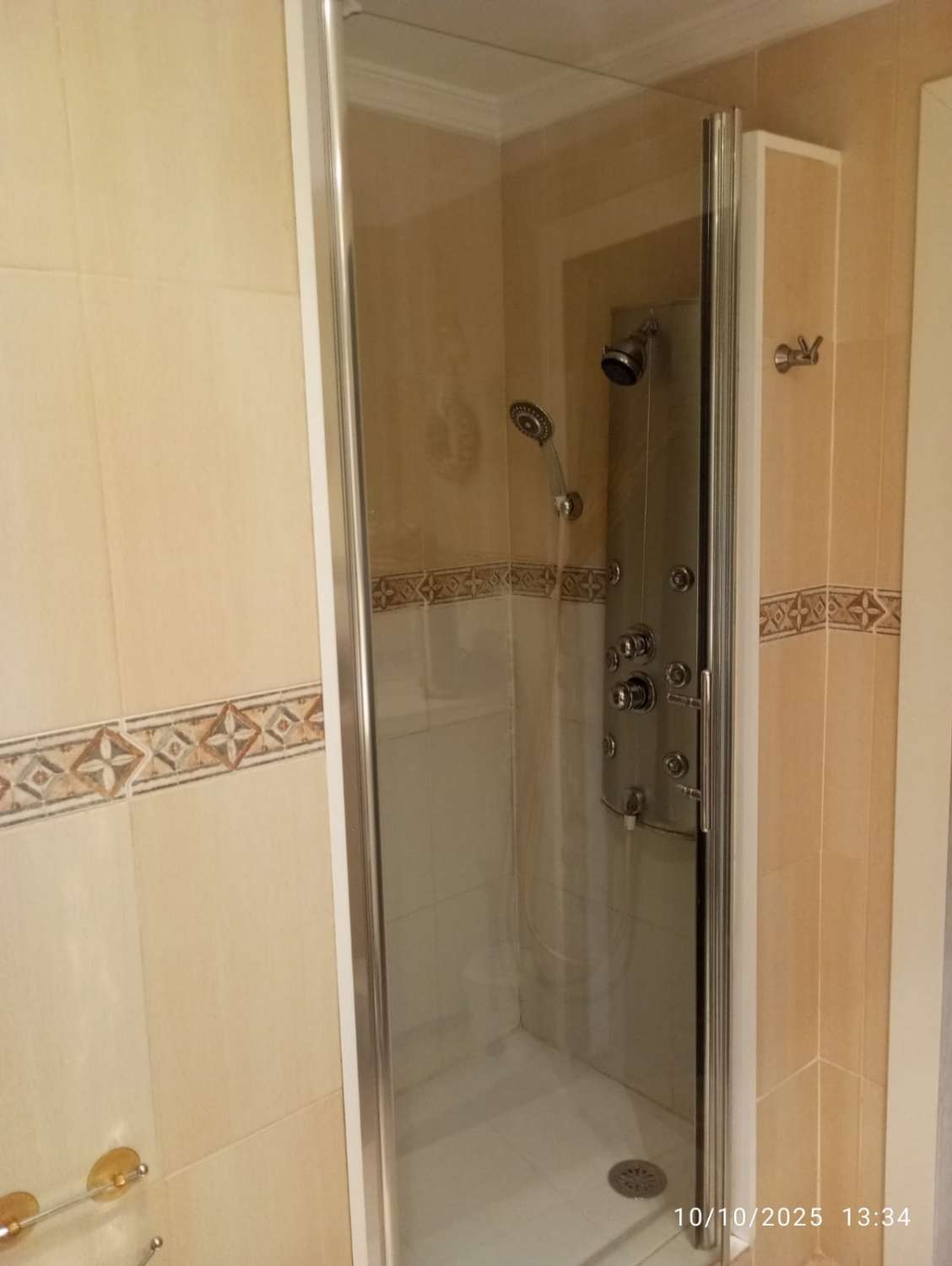 LEILIGHET MED HAVUTSIKT FORAN TIL SALGS I MONTEMAR-OMRÅDET (TORREMOLINOS)