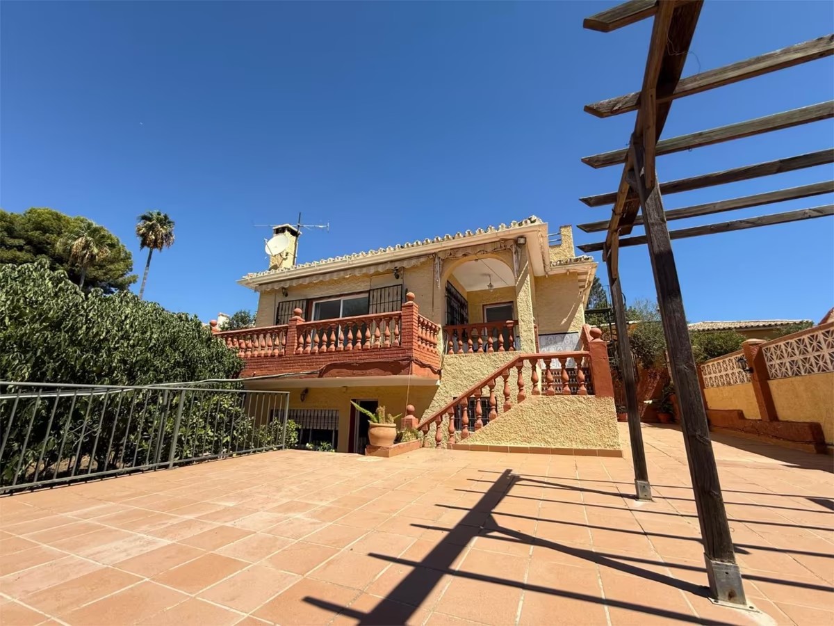 SE VENDE VILLA CON VISTAS AL MAR  EN MONTEALTO PARA REFORMAR  (BENALMADENA)