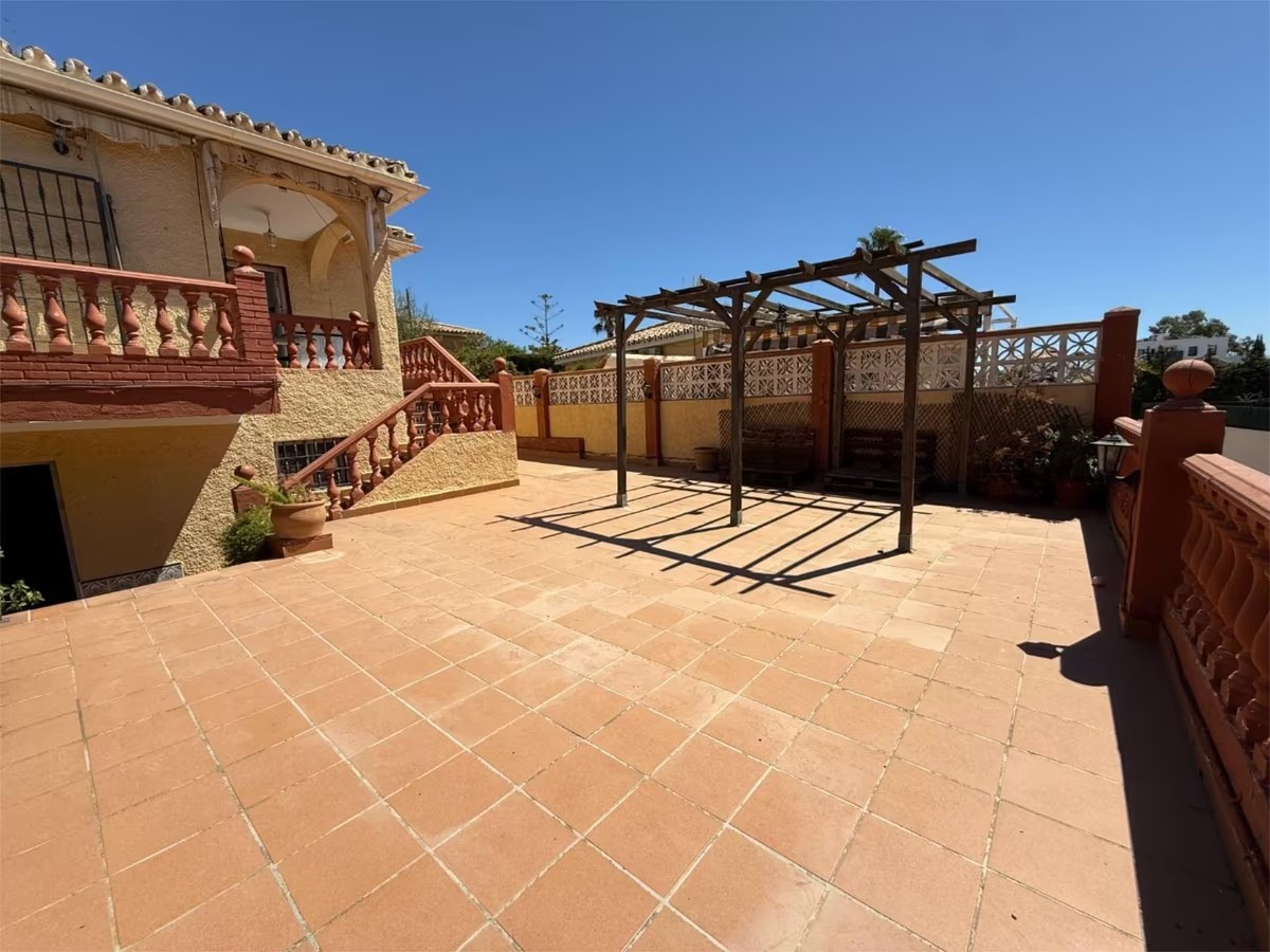 SE VENDE VILLA CON VISTAS AL MAR  EN MONTEALTO PARA REFORMAR  (BENALMADENA)
