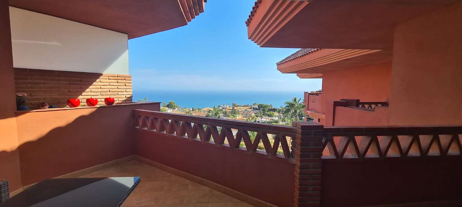 SE VENDE BONITO ATICO CON VISTAS AL MAR EN ALTOS DEL HIGUERON
