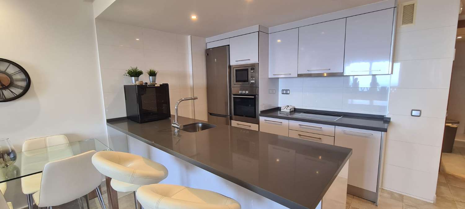 SE VENDE BONITO ATICO CON VISTAS AL MAR EN ALTOS DEL HIGUERON