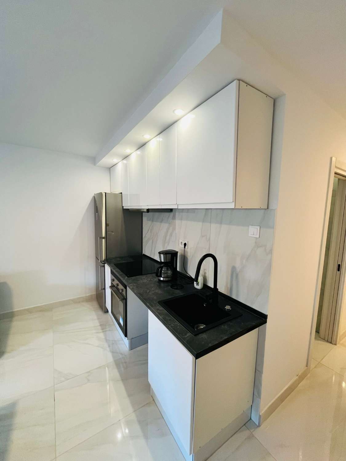 SE VENDE BONITO APARTAMENTO  REFORMADO EN ZONA LOS PACOS (FUENGIROLA)