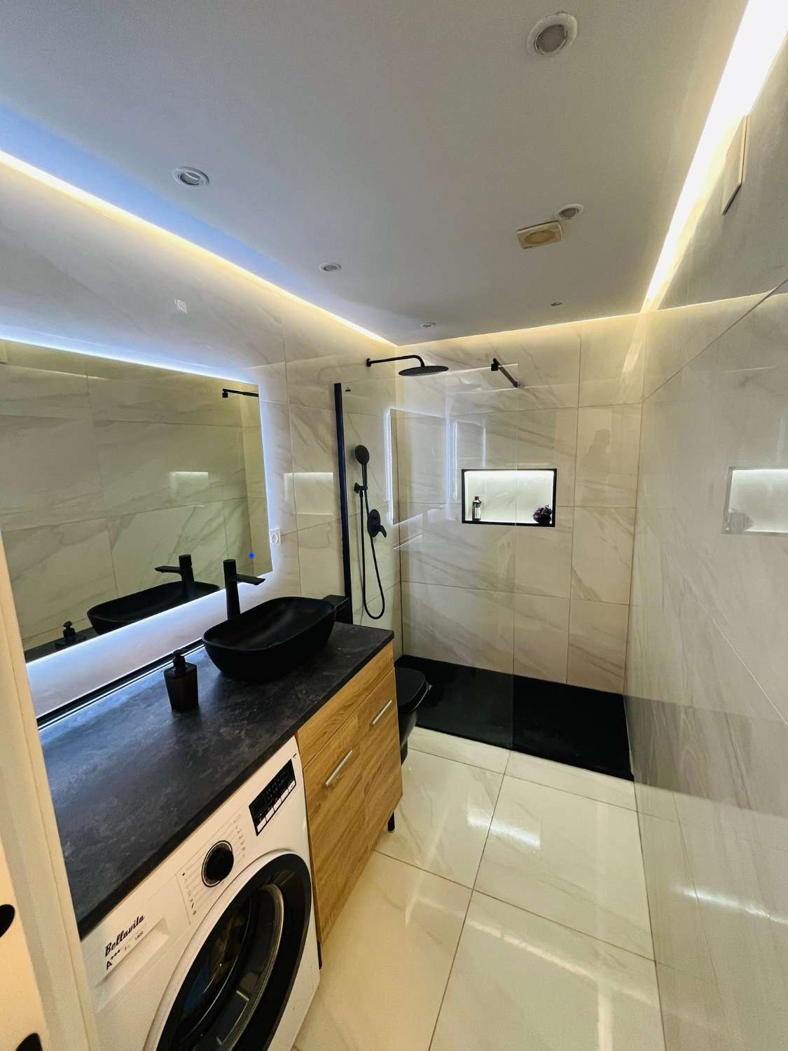 SE VENDE BONITO APARTAMENTO  REFORMADO EN ZONA LOS PACOS (FUENGIROLA)