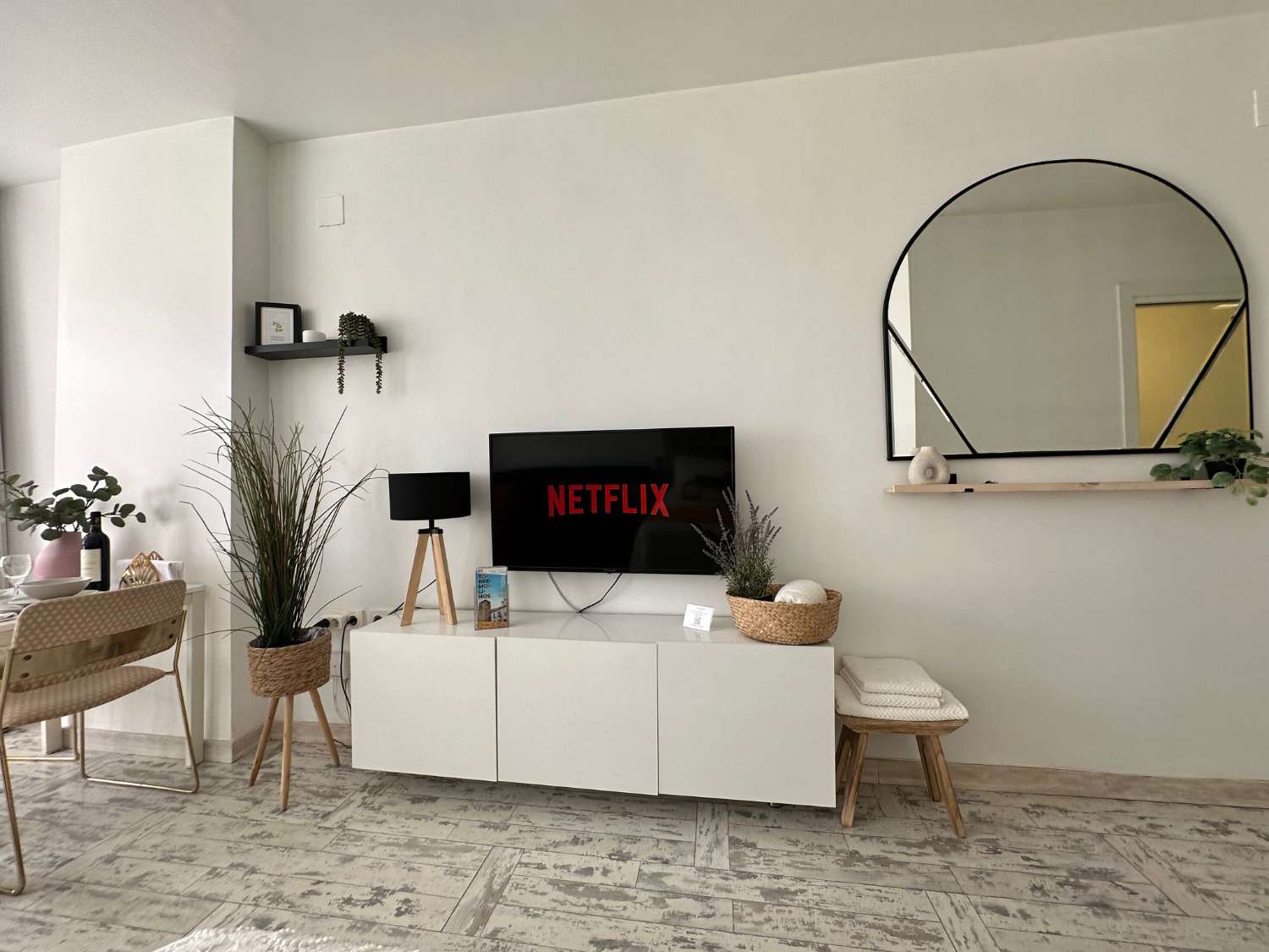 SE ALQUILA DESDE  1.2.26  HASTA 30.4.26 Y DESDE 1/9/2026-30/6/2027 BONITO ESTUDIO EN EL CENTRO DE TORREMOLINOS .