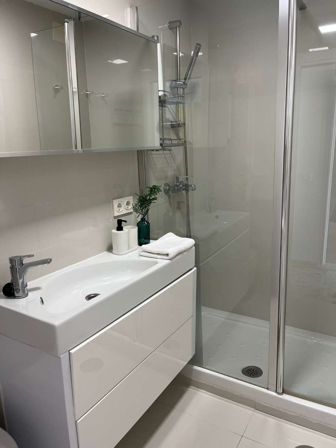 SE ALQUILA DESDE  1.2.26  HASTA 30.4.26 Y DESDE 1/9/2026-30/6/2027 BONITO ESTUDIO EN EL CENTRO DE TORREMOLINOS .